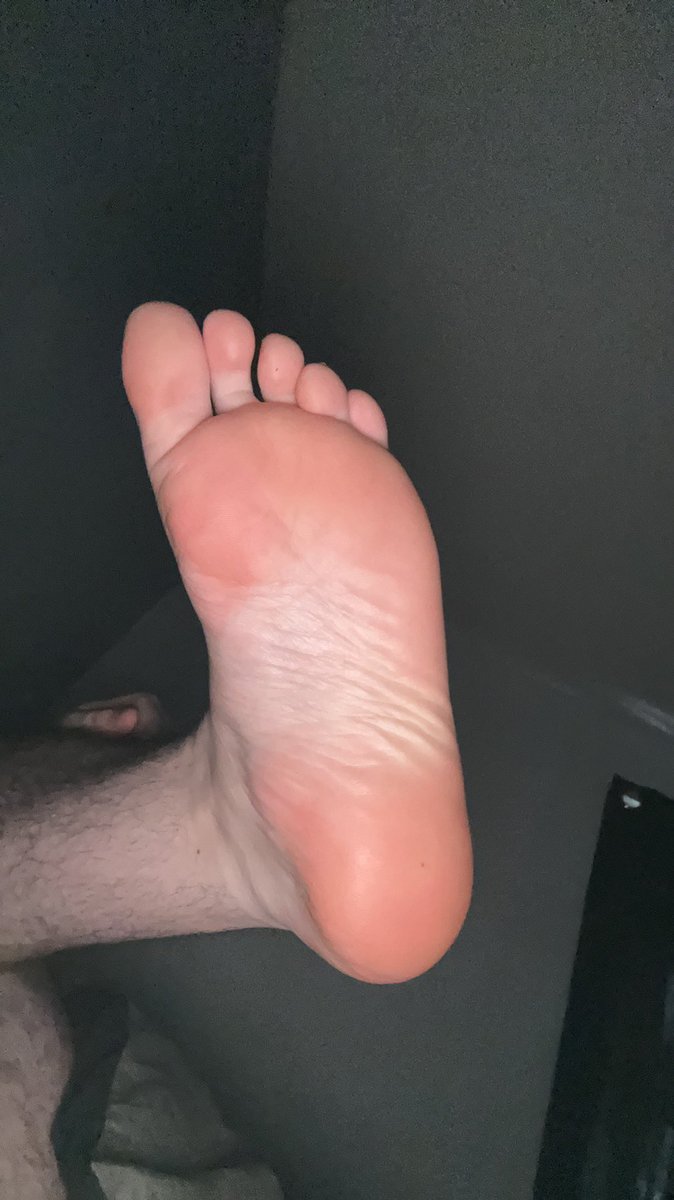 6ft4WelshCake's tweet photo. But if you are a good seat, I also need another piece of furniture, a good footstool after a Hike or sesh at the Gym 😏👀🦶🧦 #socks #sweatyfeet #footworship #dom #gay #bi #footstool https://t.co/26ZvTauitN