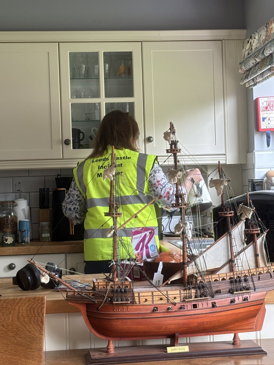 May be one day my awesome wife <a href="/HBW_LeedsCastle/">Helen Bonser-Wilton</a> will commit to paper her career story! Making a brew 🫖 behind our <a href="/MaryRoseMuseum/">The Mary Rose</a> momento - Just back from a #BankHolidayMonday Morning Incident Call Out <a href="/leedscastleuk/">Leeds Castle, Kent</a> - All safely now under control! #ALifeLessOrdinary ⚓️🏰