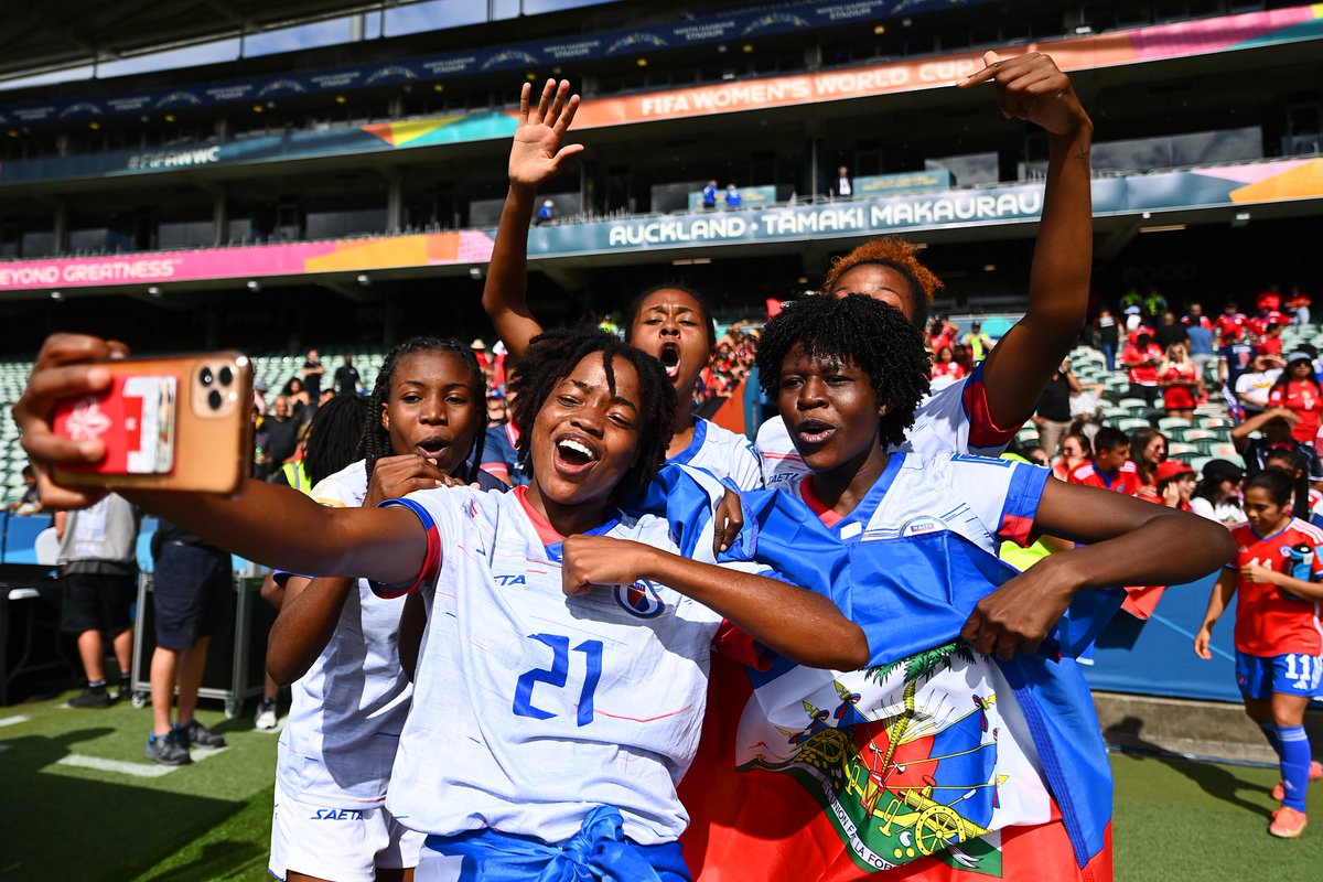 Selfie time! 😁🇭🇹

@FHFHaiti | #FIFAWWC