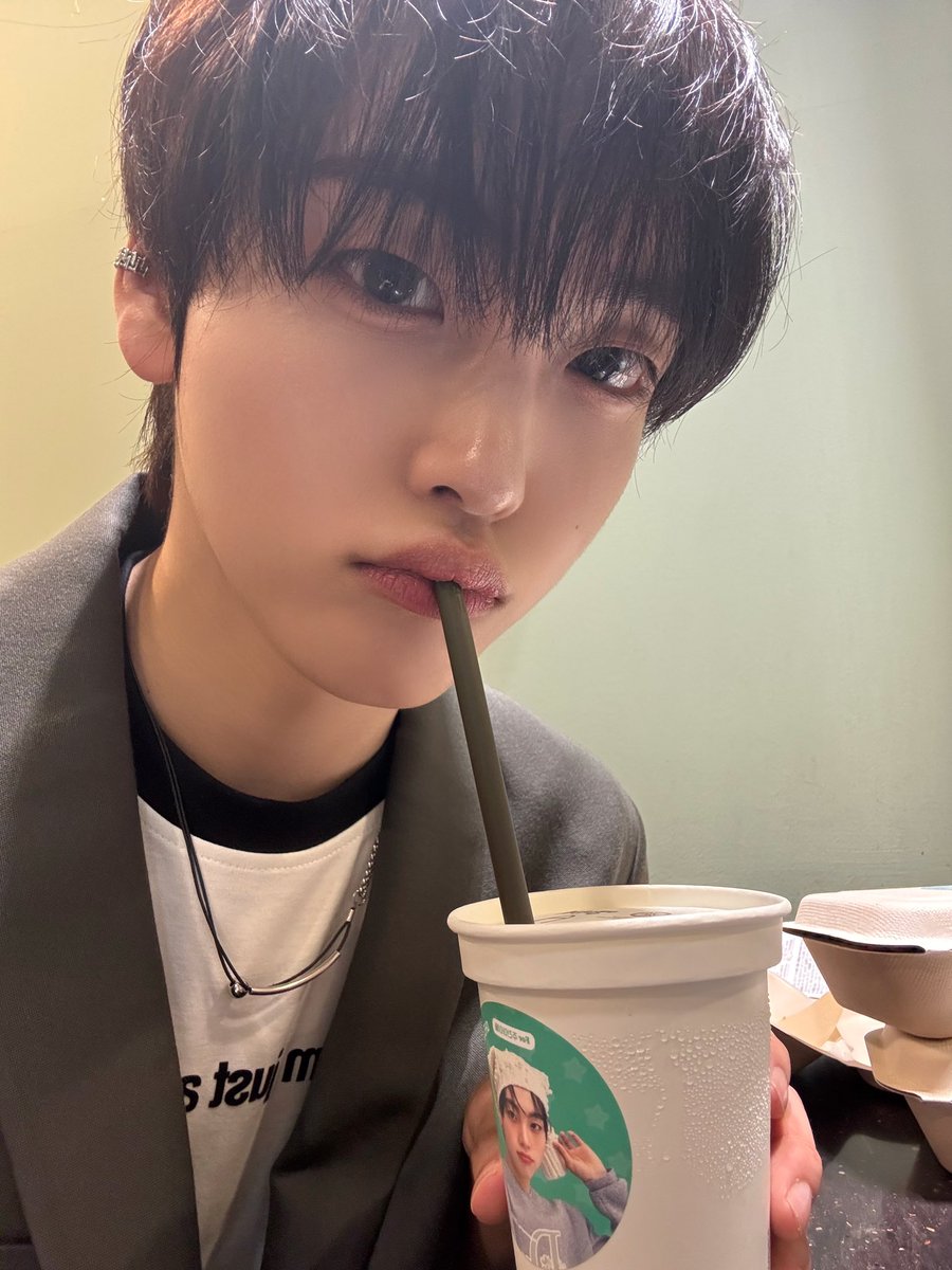 CRAVITY_twt's tweet photo. 맛있는 커피와 디저트 먹고 주간아 촬영도 화이팅!!!!🫶🫶🫶
고마워 러비티~🫶🫶
#형준 #크래비티 #주간아이돌 https://t.co/ZDOrAKHu6g