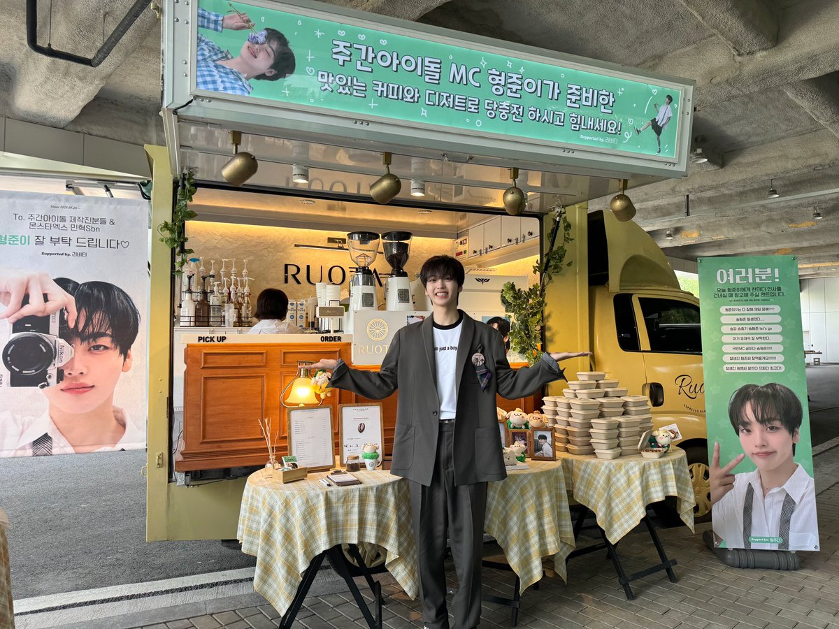 CRAVITY_twt's tweet photo. 맛있는 커피와 디저트 먹고 주간아 촬영도 화이팅!!!!🫶🫶🫶
고마워 러비티~🫶🫶
#형준 #크래비티 #주간아이돌 https://t.co/ZDOrAKHu6g