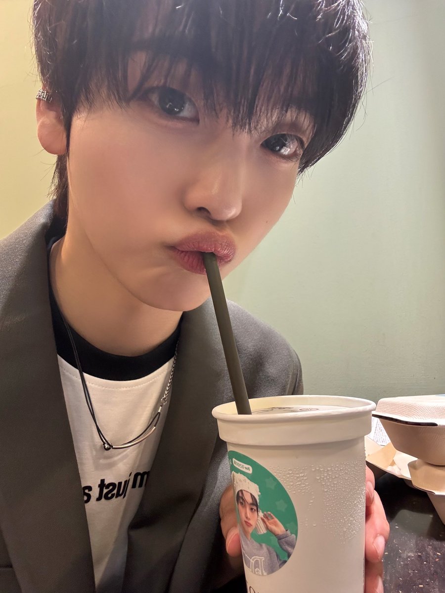 CRAVITY_twt's tweet photo. 맛있는 커피와 디저트 먹고 주간아 촬영도 화이팅!!!!🫶🫶🫶
고마워 러비티~🫶🫶
#형준 #크래비티 #주간아이돌 https://t.co/ZDOrAKHu6g