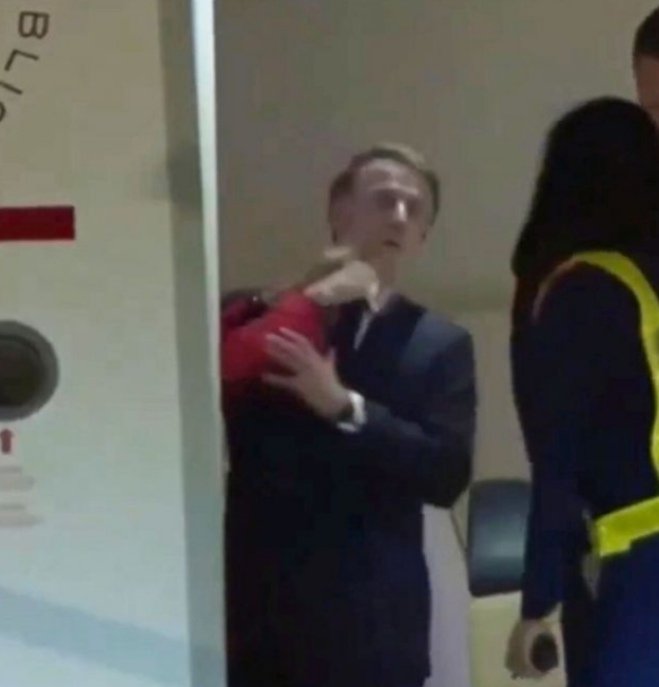 2021 vs 2025
Damien Tarel vs #Brigitte 

#Macron est-il un martyre de la République ?? 🤔

Tarel avait écopé de 4 mois ferme et 14 mois avec sursis.
Même peine pour Brigitte Macron ? 👀

#gifle #MacronLaHonte #MacronDEGAGE #Vietnam #brigittelagifle