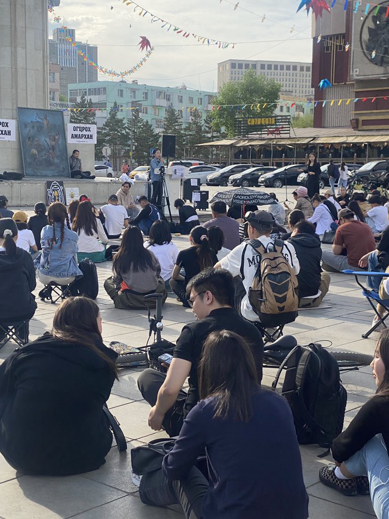 Ирээдүйнхээ төлөө 10 гаран хоног хүйтэн чулуун дээр сууж буй залуусаар бахархаж байна.