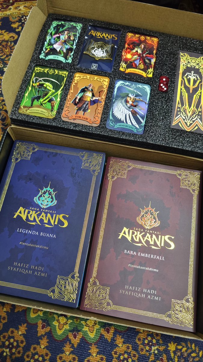 Set Arkanis dah sampai!!
Yeah. Boleh baca dan main. 

Tapi The Klang x habis baca lagi ni.  👉👈