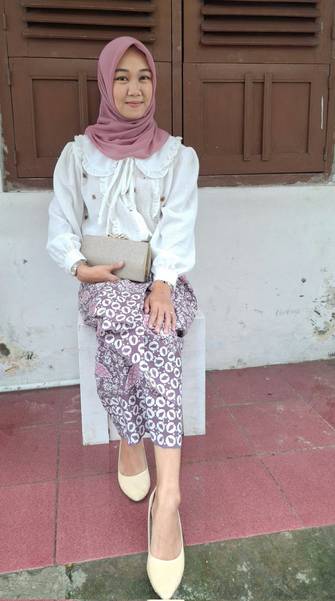 fernandatynh's tweet photo. @AXISgsm Sehabis lebaran, undangan pernikahan berdatangan. Agar tampil kece, aku pilih rok lilit batik motif kawung kreasi modern dipadukan blus putih dan jilbab ungu. Selain cinta batik Indonesia, aku juga cinta warna ungu AXIS. 💜😘 @AXISgsm #SukaSukaOOTD #AturinSukaSuka #EmangKitaBeda https://t.co/lDrmlW2WXO