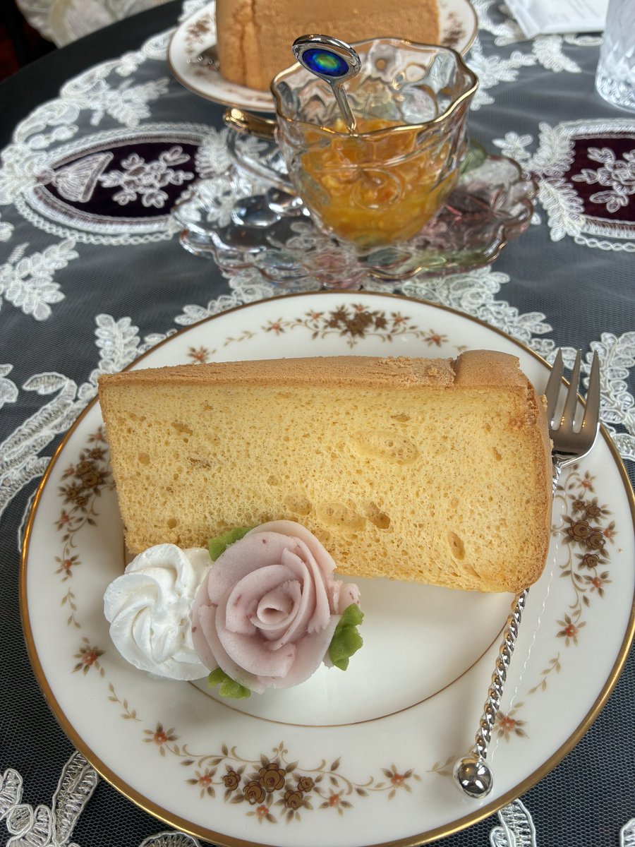 j181730's tweet photo. 2025.5.26
気になっていたカフェに行ってきた☕️
シフォンケーキのことをカステラと言って食べてる母
上品な味で美味しかった🍰 https://t.co/rnwT0xVJvh