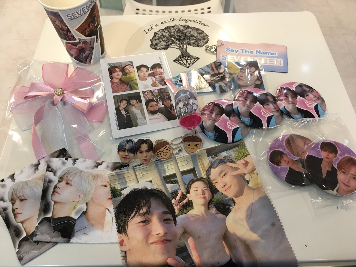 💎카페 지금
입구에서 부터 내가 사랑해마지않는 형제틴이 딱!
낯설지만 친숙한 데뷔초부터 지금까지
10년간의 발자취를 느낄 수 있던 곳
럭드도 형제들 골고루 다 뽑았당♥

#세븐틴캐럿_일촌파도타는중
#세븐틴월드개장_10주년
#팀세븐틴_너에게_Going