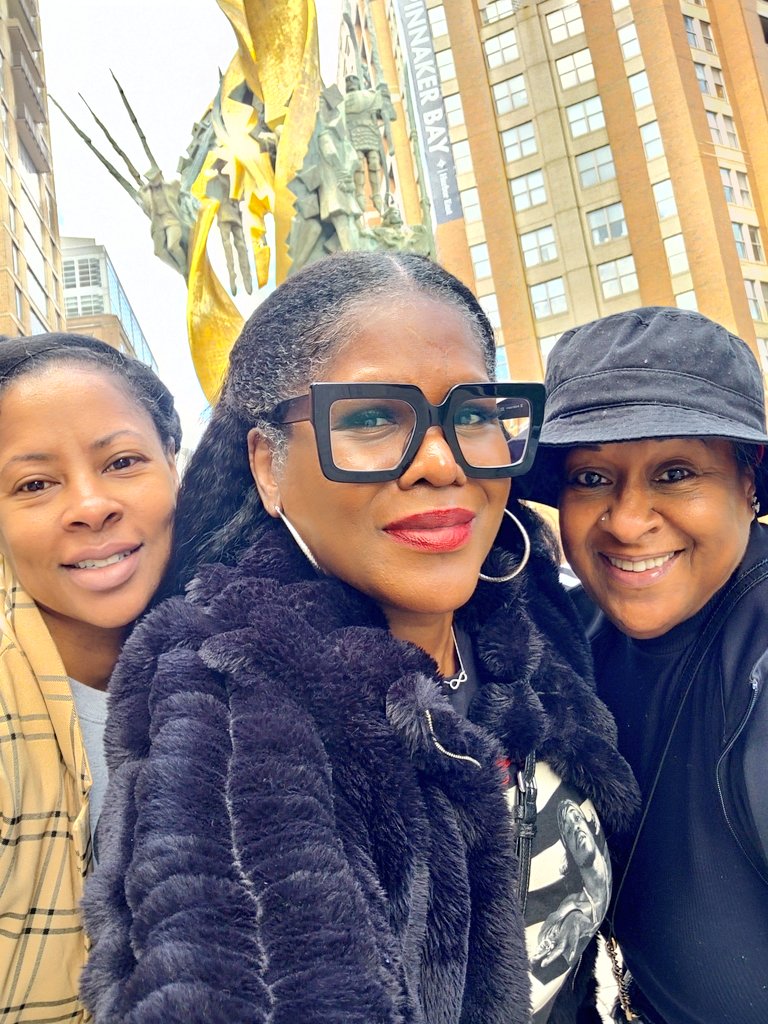 JusDana's tweet image. Window shopping before the show #bmore #thequeenstour