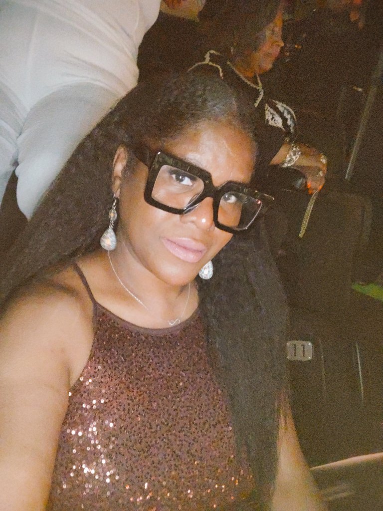 JusDana's tweet image. Window shopping before the show #bmore #thequeenstour