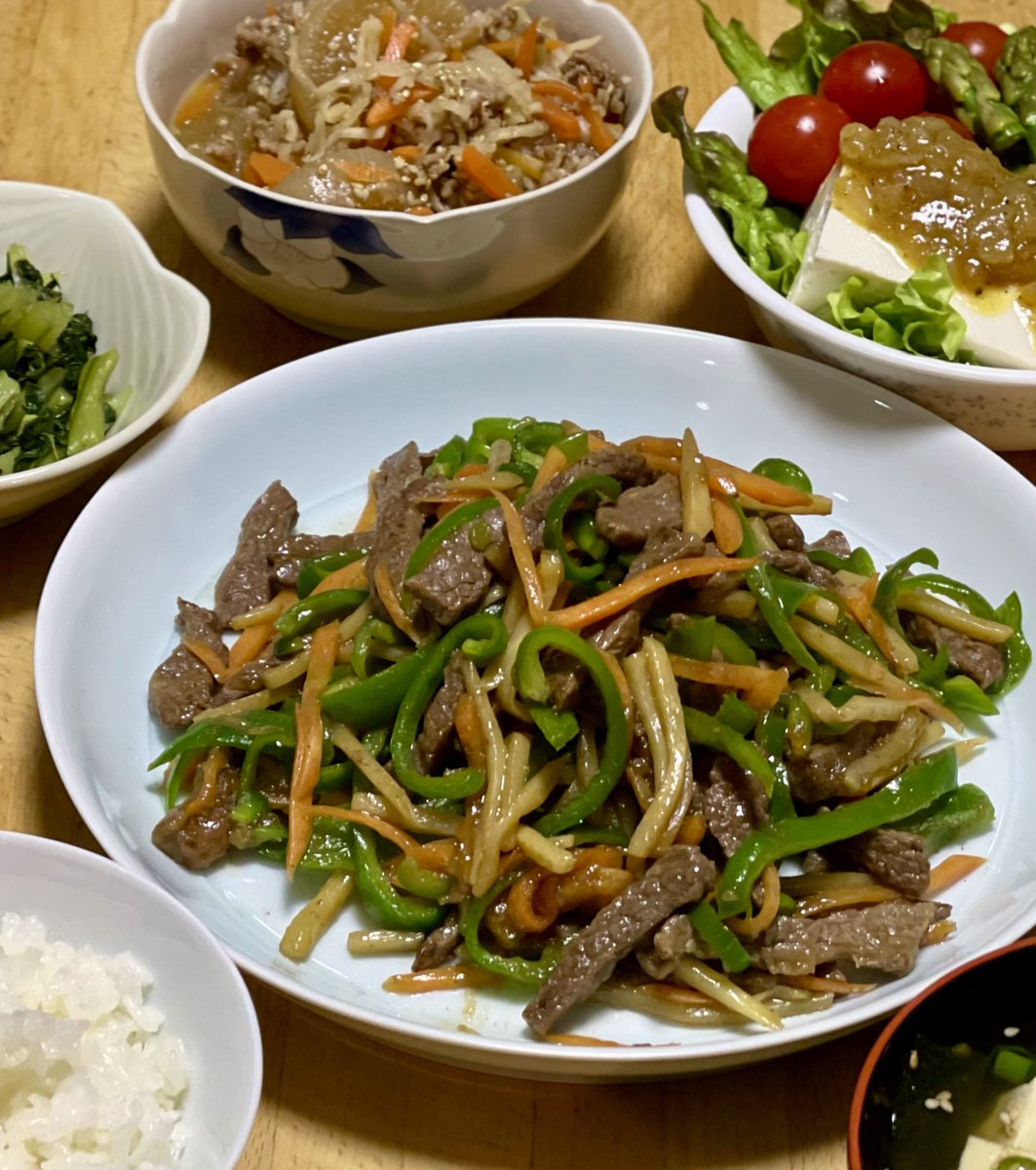 2ndmeruchi888's tweet photo. チンジャオロースー作りました🫑
いつかのお豆腐サラダ🥗
玉ねぎドレッシングの再現度は
まだまだだけど美味しかったです😋
いつもありがとうございます🥰✨
今週もよろしくお願いします♪*ﾟ
(人*´˘`*)ஐ..🌸𖡼𖤣𖥣𖥧𓂃𓈒𓐍
#おうちごはん𓎩𓌉𓇋 
＃料理好きな人と繋がりたい https://t.co/Yb522eQRrx
