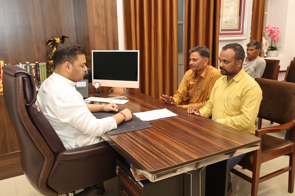 जनसेवा से प्राप्त जनविश्वास ही हमारी सबसे बड़ी ताकत है।

आज लखनऊ स्थित आवास पर 'जनता दर्शन' में आमजन की समस्याओं को सुनकर उनके समाधान हेतु संबंधित अधिकारियों को निर्देशित किया।