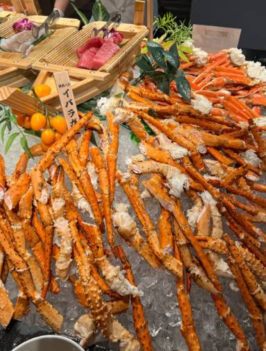 海の幸好きの天国です!新鮮なズワイガニの足が氷台いっぱいに並び、その横には刺身や寿司もあり、見た目と味覚の両方を楽しむことができます!