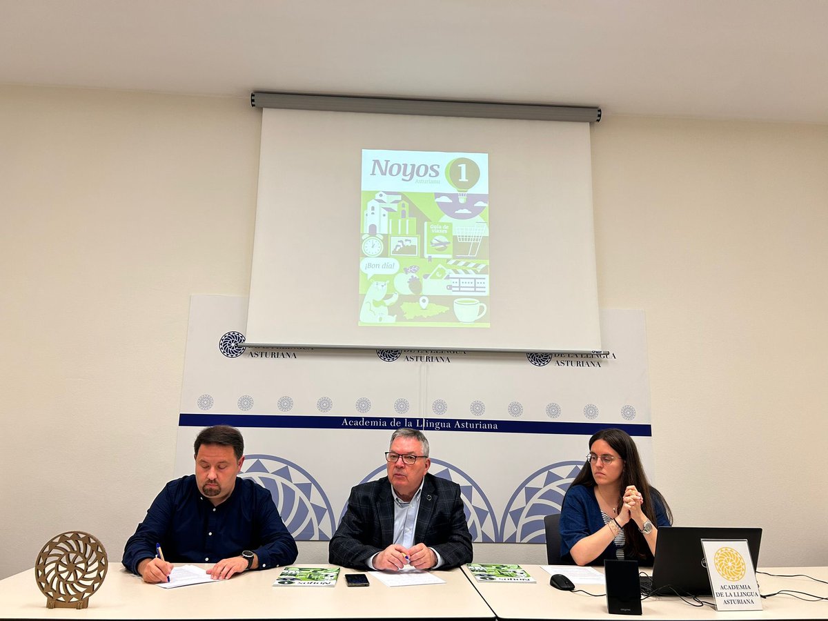 Güei, nuesa responsable Política Llingüística, <a href="/chuelia/">Noe</a> tuvo na presentación de “Noyos”, el primer llibru pa adultos pa deprender asturianu col enfoque del Marcu Común Européu de Referencia pa les Llingues.