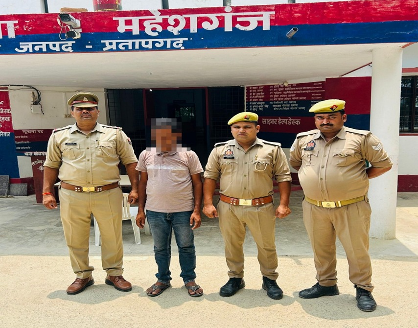 bstvlive's tweet photo. 🚨 प्रतापगढ़ : 50 हजार का इनामी गौतस्कर गिरफ्तार 🚨

💰 गैंगस्टर अरशद के ऊपर 50 हजार का इनाम था
👮‍♂️ STF प्रयागराज उपनिरीक्षक की टीम ने पकड़ा
🎯 आईजी प्रयागराज ने रखा था इनाम
📜 गैंगस्टर के मामले में अरशद चल रहा था वांछित

#Pratapgarh #Gautaskari #GangsterArshad #STF #WantedCriminal #PoliceAction @pratapgarhpol