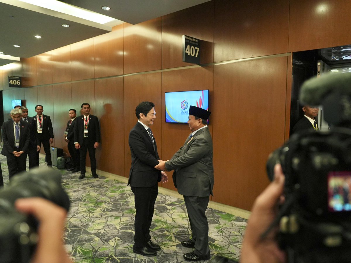 Menteri Luar Negeri Republik Indonesia (@menlu_ri) on Twitter photo On the sidelines of the 46th ASEAN Summit, President <a href="/prabowo/">Prabowo Subianto</a> had a bilateral meeting with PM Lawrence Wong of Singapore & conveyed congratulations on PM Wong's re-election. Both leaders reaffirmed commitment to further strengthen bilateral coop & enhance ASEAN collaboration. On the sidelines of the 46th ASEAN Summit, President <a href="/prabowo/">Prabowo Subianto</a> had a bilateral meeting with PM Lawrence Wong of Singapore & conveyed congratulations on PM Wong's re-election. Both leaders reaffirmed commitment to further strengthen bilateral coop & enhance ASEAN collaboration.