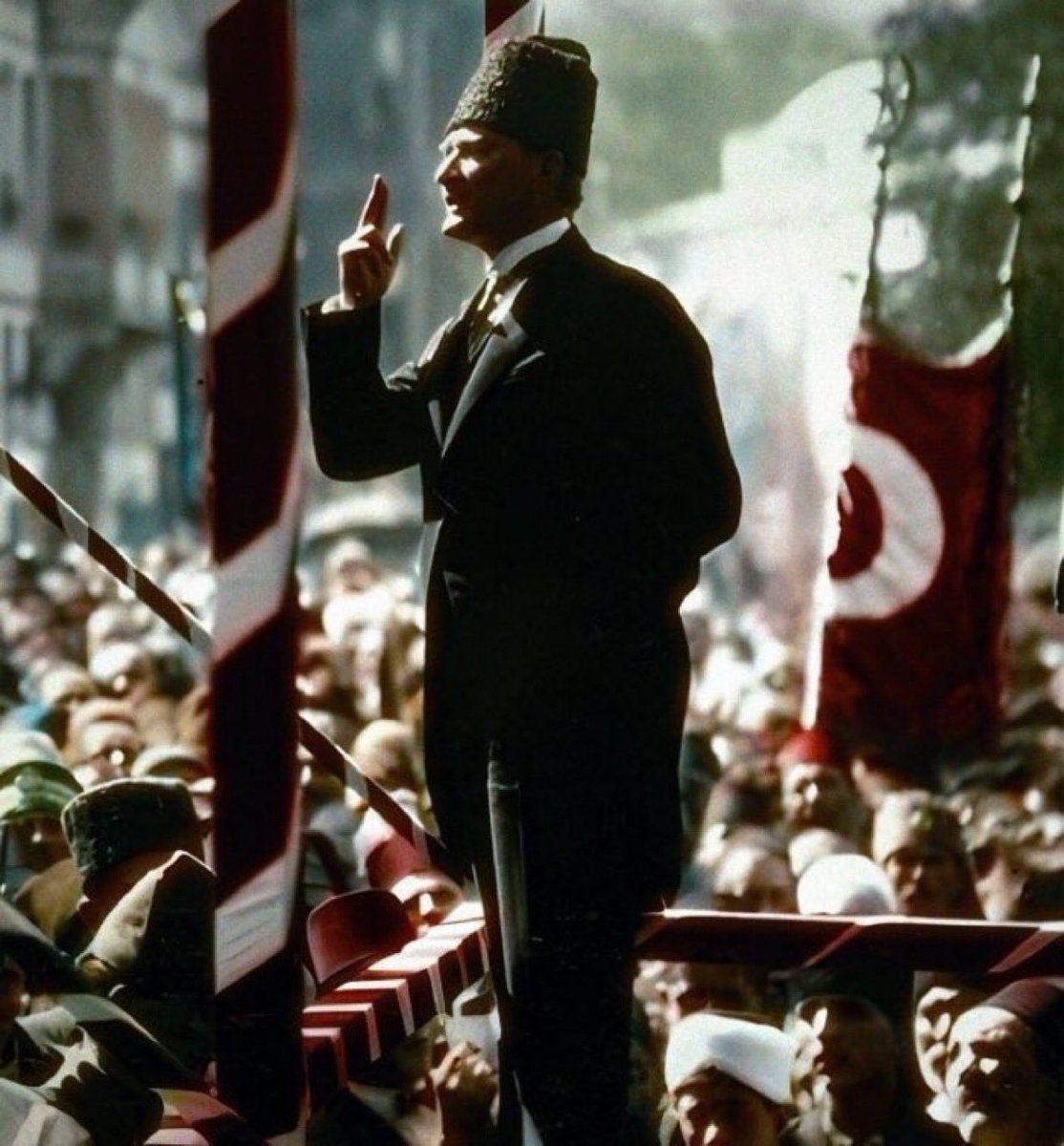 "Hiçbir zaman ümitsiz olmayacağız, çalışacağız, memleketi kurtaracağız! Bizi öldürmek değil, canlı mezara atmak istiyorlar. Şimdi çukurun kenarındayız. Son bir cüret belki bizi kurtarabilir; zaten başka türlü de dönüş imkânı yoktur."

Gazi Mustafa Kemal Atatürk🇹🇷