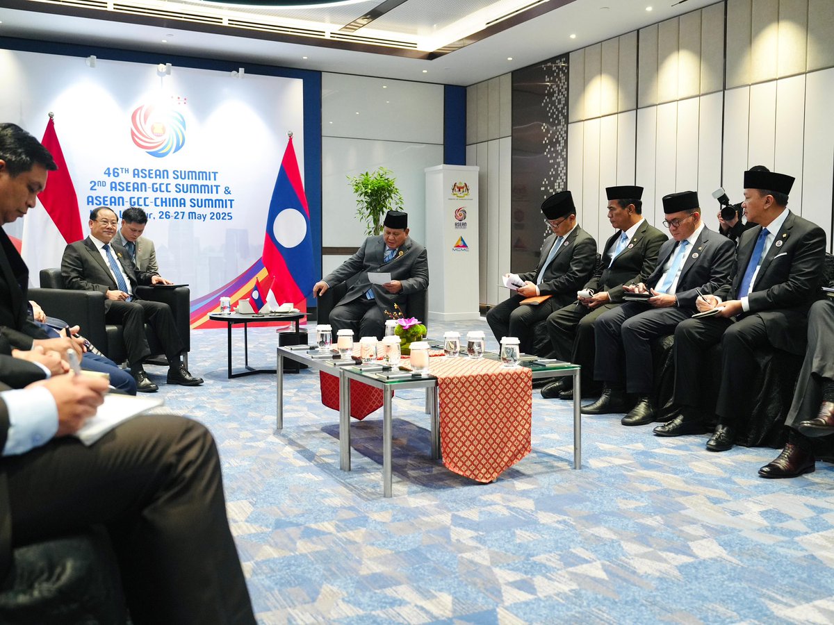 Menteri Luar Negeri Republik Indonesia (@menlu_ri) on Twitter photo Accompanied President <a href="/prabowo/">Prabowo Subianto</a> in a bilateral meeting with PM of Lao PDR 🇱🇦, H.E. Sonexay Siphandone on the sidelines of 46th ASEAN Summit (26/5). 🇮🇩 reaffirmed commitment to strengthening bilateral cooperation & fostering ASEAN solidarity and unity. Accompanied President <a href="/prabowo/">Prabowo Subianto</a> in a bilateral meeting with PM of Lao PDR 🇱🇦, H.E. Sonexay Siphandone on the sidelines of 46th ASEAN Summit (26/5). 🇮🇩 reaffirmed commitment to strengthening bilateral cooperation & fostering ASEAN solidarity and unity.