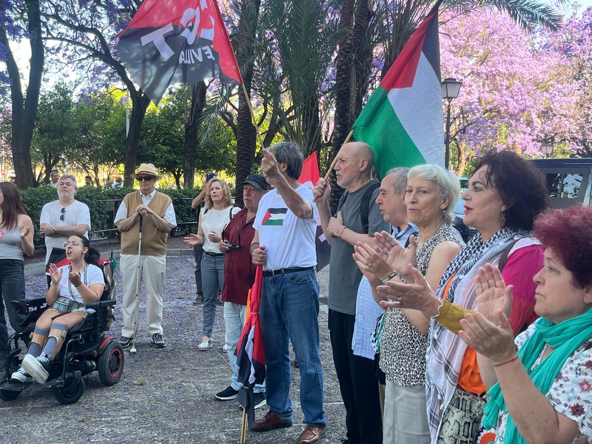 Carlos Ochoa del <a href="/SEAndalucia/">Sindicato de Estudiantes Andalucía 🇵🇸</a> y otro activista de <a href="/USporPalestina/">US por Palestina</a> citados a declarar por un supuesto delito de daños a un cajero del BBVA.

La justicia persigue a quienes denuncian el genocidio mientras protege a bancos que hacen negocio con el sionismo.

Frente al Juzgado hoy 👇🏼
