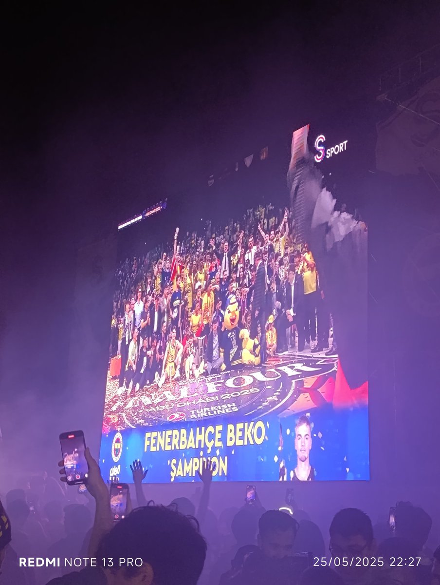 EmircanErmek67's tweet photo. DÜNYANIN EN BÜYÜK SPOR KULÜBÜ 💛💙💛💙 https://t.co/1qbe42AY8U
