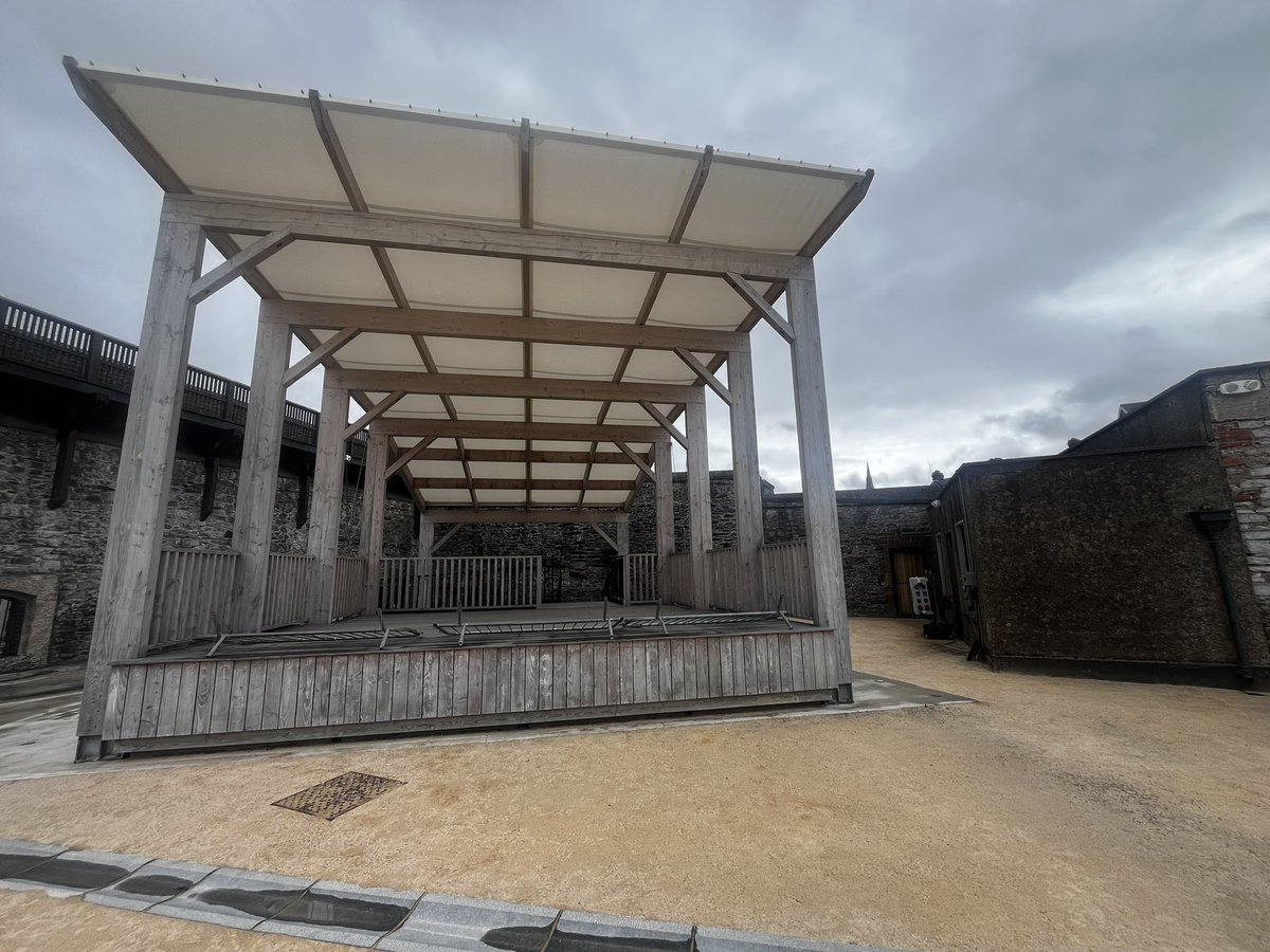 The stage area in my hay day w <a href="/claiomh_ireland/">Dave Swift T/A Claíomh 🇮🇪</a> at the fort compared w the new arrangement 😄<a href="/ElizabethFort/">Elizabeth Fort</a>