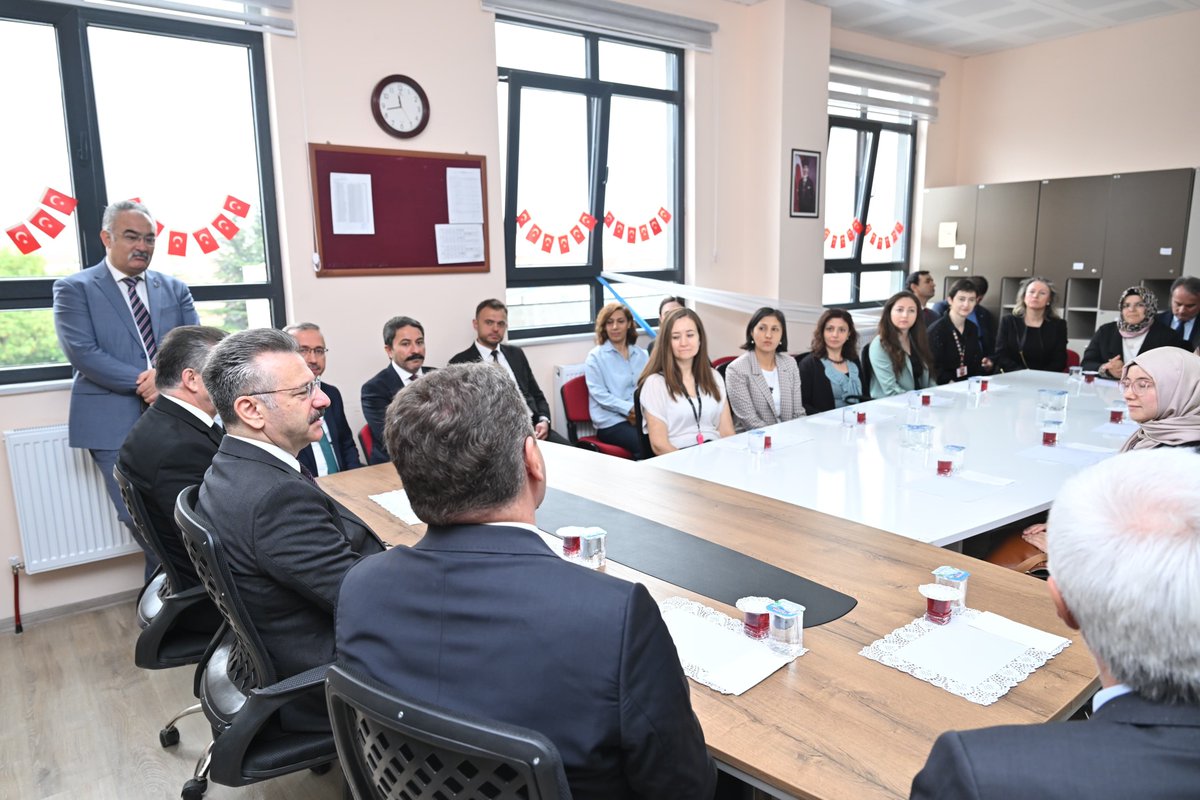 ✨Valimiz Sayın Hüseyin Aksoy,  Fatih Sultan Mehmet İmam Hatip Ortaokulunun açılış programı sonrası okul öğretmenleriyle bir araya geldi.

<a href="/tcmeb/">Millî Eğitim Bakanlığı</a> <a href="/Yusuf__Tekin/">Yusuf Tekin</a> <a href="/eskvaliligi/">T.C. Eskişehir Valiliği</a> <a href="/sinan_umem/">Sinan Aydın</a>