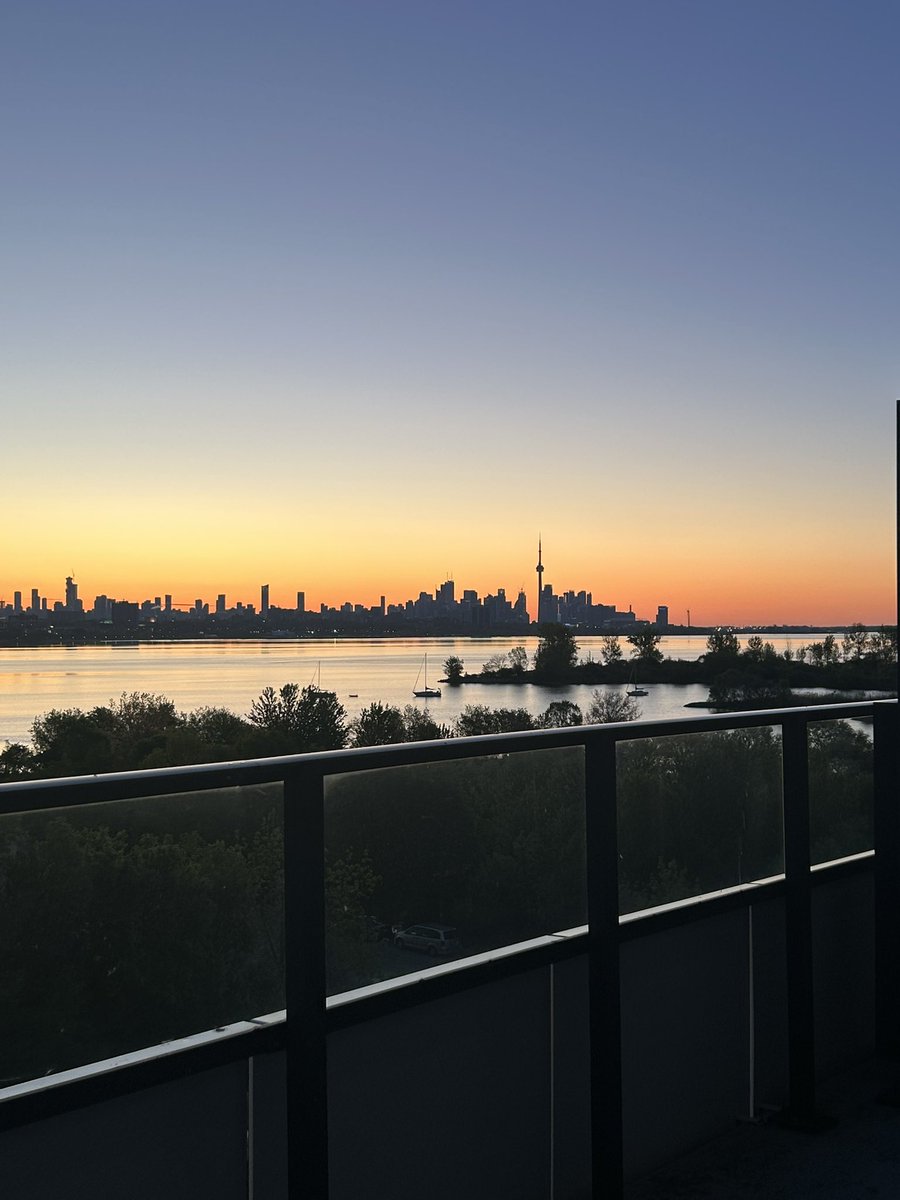 Iconic_Star17's tweet photo. Staring at the sky like it’s a mirror to my soul. https://t.co/NViEw2nC5h