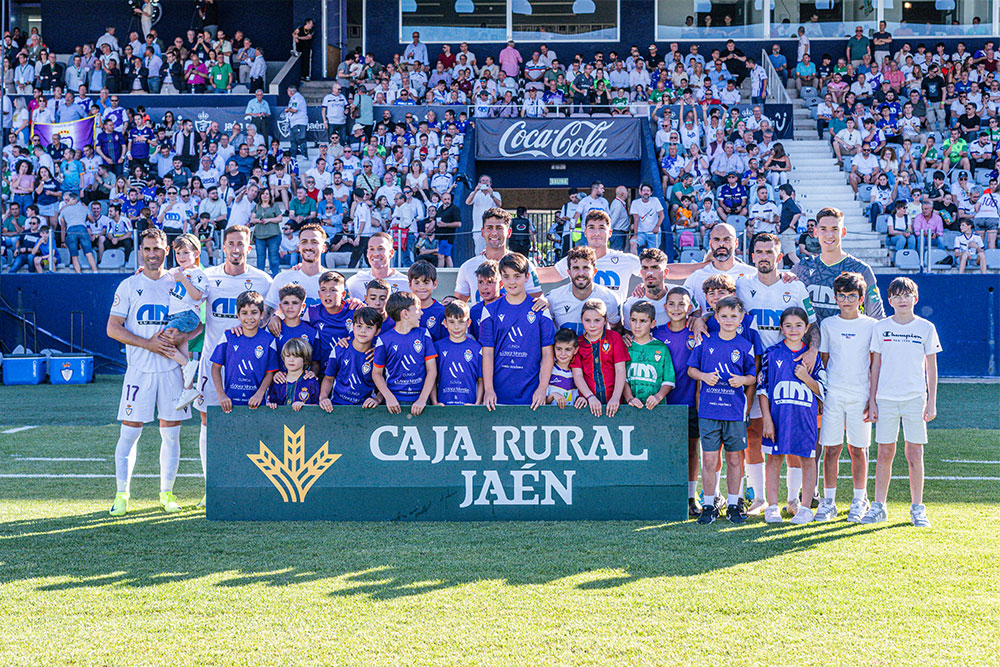 📸 | 𝗚𝗔𝗟𝗘𝗥Í𝗔 𝗡𝗜Ñ𝗢𝗦

Ayer, los jugadores del primer equipo estuvieron acompañados por los chicos del alevín del Real Jaén CF

Fútbol en estado puro, ilusión, compromiso y orgullo por estos colores
Un recuerdo de cómo empieza este camino: con ganas, sueños y la pasión por