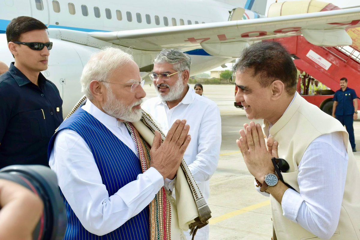 prafulpbjp's tweet photo. Heartily welcomed Hon’ble Prime Minister Shri @narendramodi ji at Bhuj airport! 

His visionary leadership, tireless dedication, and deep connection with every citizen continue to energize our journey towards a #ViksitBharatViksitGujarat! https://t.co/Yxr9nlC6EL