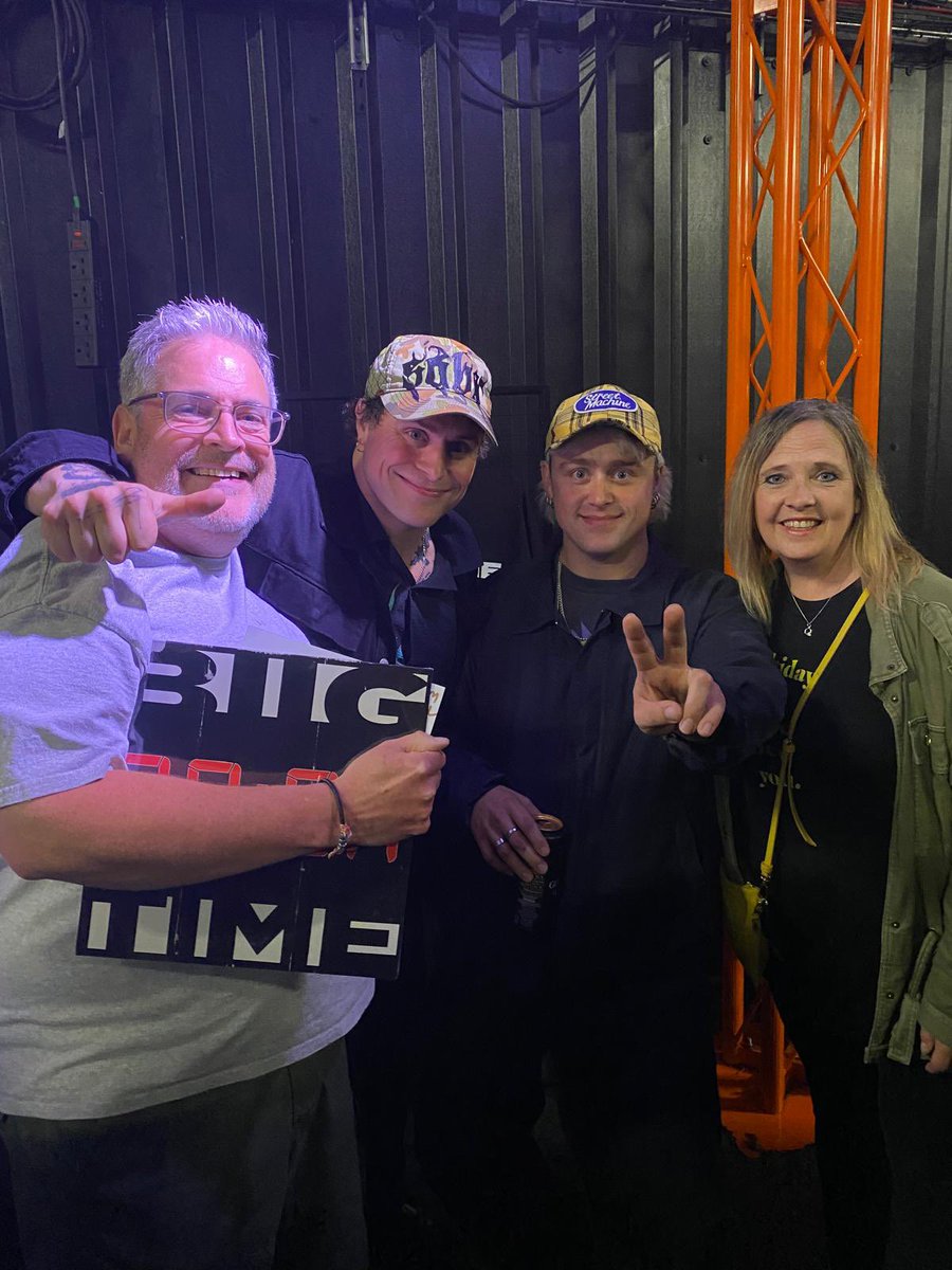 Rach 🐝 tweet media