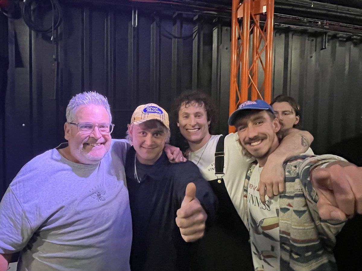 Rach 🐝 tweet media