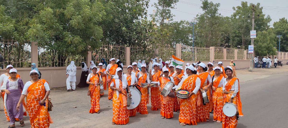 ValamjiRHumbal's tweet photo. ગુજરાતના પનોતા પુત્ર, સવાયા કચ્છી, દેશના લોકપ્રિય પ્રધાનમંત્રીશ્રી નરેન્દ્ર મોદી સાહેબ નું સ્વાગત કરતા સરહદ ડેરી પરિવાર ની એક ઝલક...
#PMModiInkutch #SarhadDairy https://t.co/qyh6PycUi5