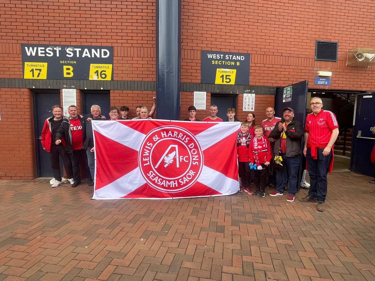 A special shout out to the members of the Lewis and Harris dons who made their way to Hampden for the cup final (a few missing from the pic.) ❤️🐑