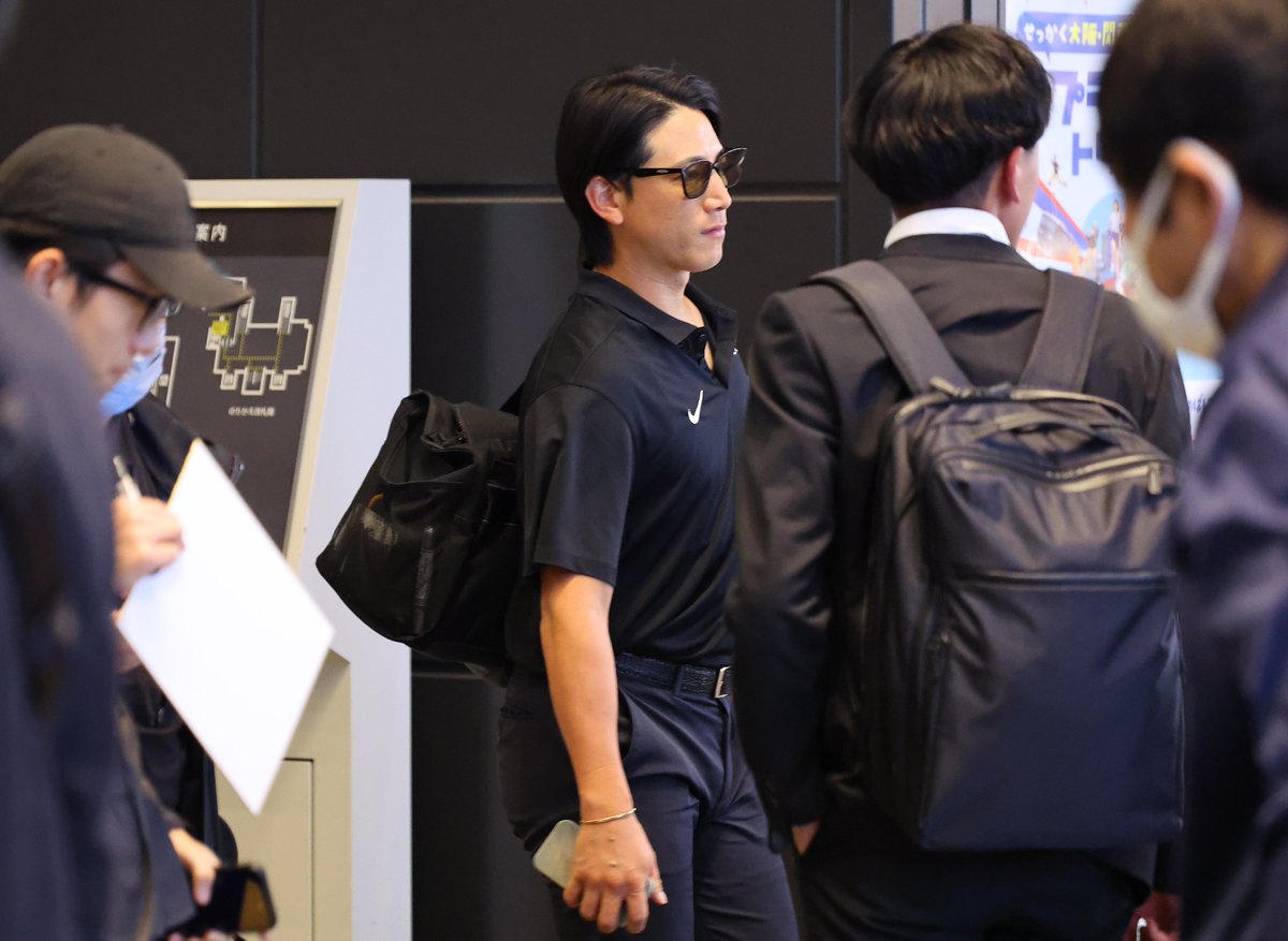 ?#移動風景から✈️】 #小林誠司 選手も富山入り。サングラスをかけ 