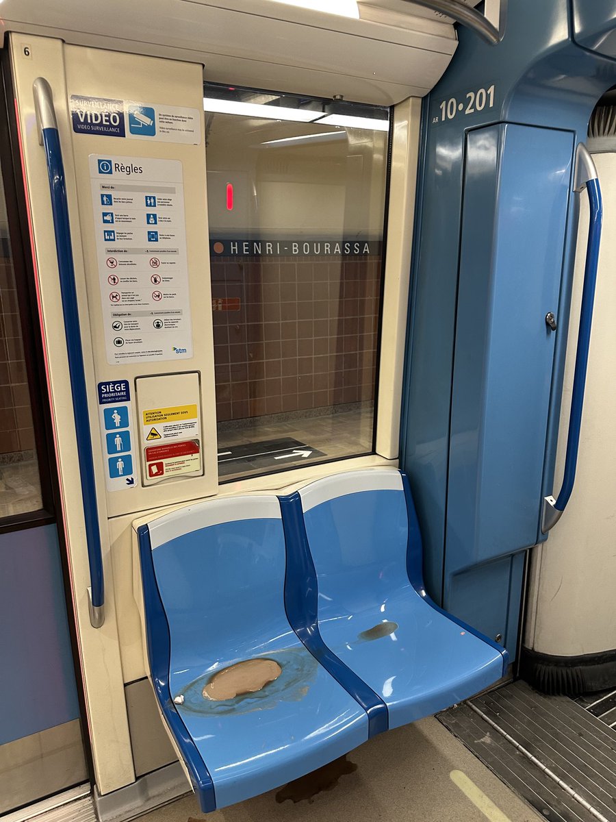 PainchaudSteph's tweet image. Un petit nettoyage SVP ! ⁦@direction Berri ⁦@stm_Orange⁩ vagon de tête.
⁦@stminfo⁩ ⁦@MTL_Ville⁩ #nettoyage #metro