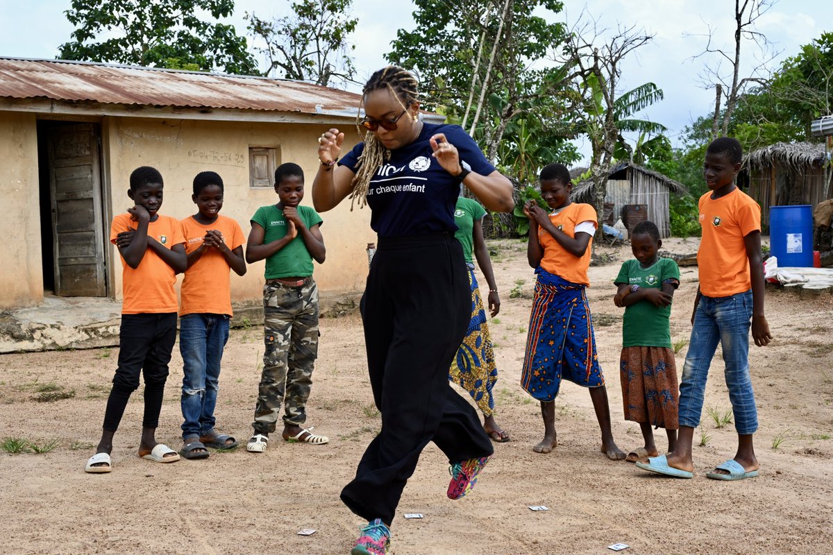 UNICEF_CIV's tweet image. Une nouvelle élève vient de rejoindre l’école de Wankro, dans la zone cacaoyère, à plus de 17 km de Méagui. Il s’agit de @edithbrou 💙
Avec ses nouveaux petits camarades, elle découvre la #DigiBox et la plateforme « Mon école à la maison ».
@jeffbasse 
#PourChaqueEnfant