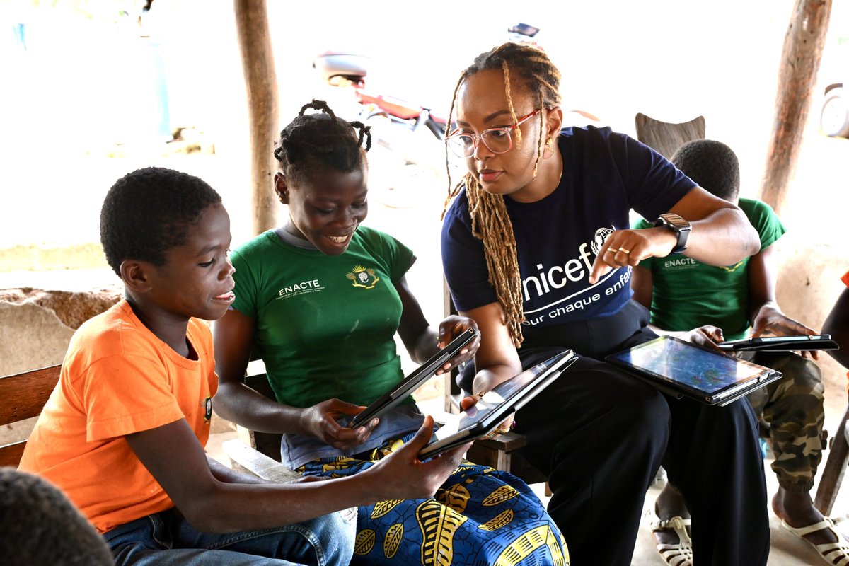 UNICEF_CIV's tweet image. Une nouvelle élève vient de rejoindre l’école de Wankro, dans la zone cacaoyère, à plus de 17 km de Méagui. Il s’agit de @edithbrou 💙
Avec ses nouveaux petits camarades, elle découvre la #DigiBox et la plateforme « Mon école à la maison ».
@jeffbasse 
#PourChaqueEnfant