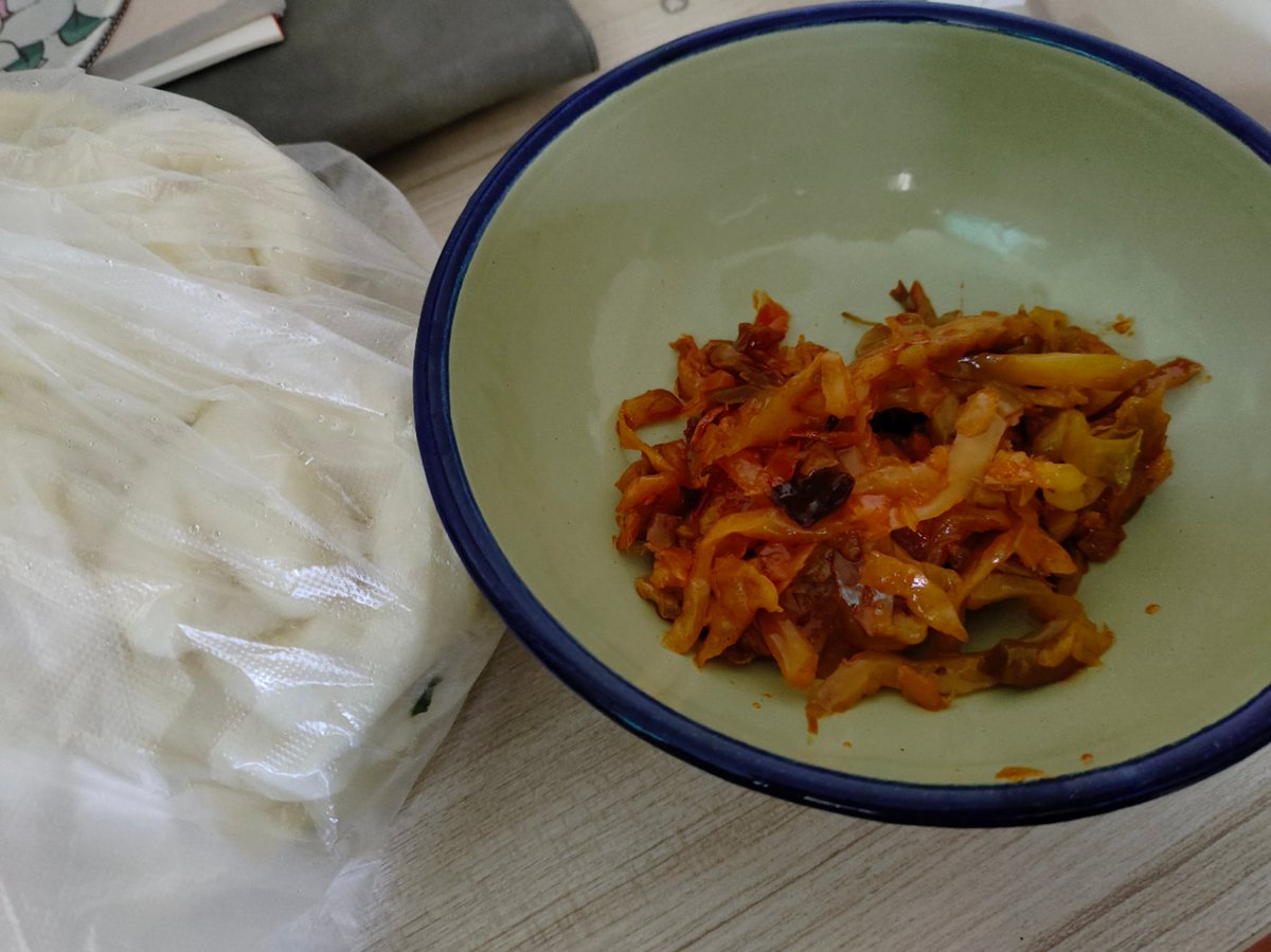 一天没吃饭，吃点馒头榨菜