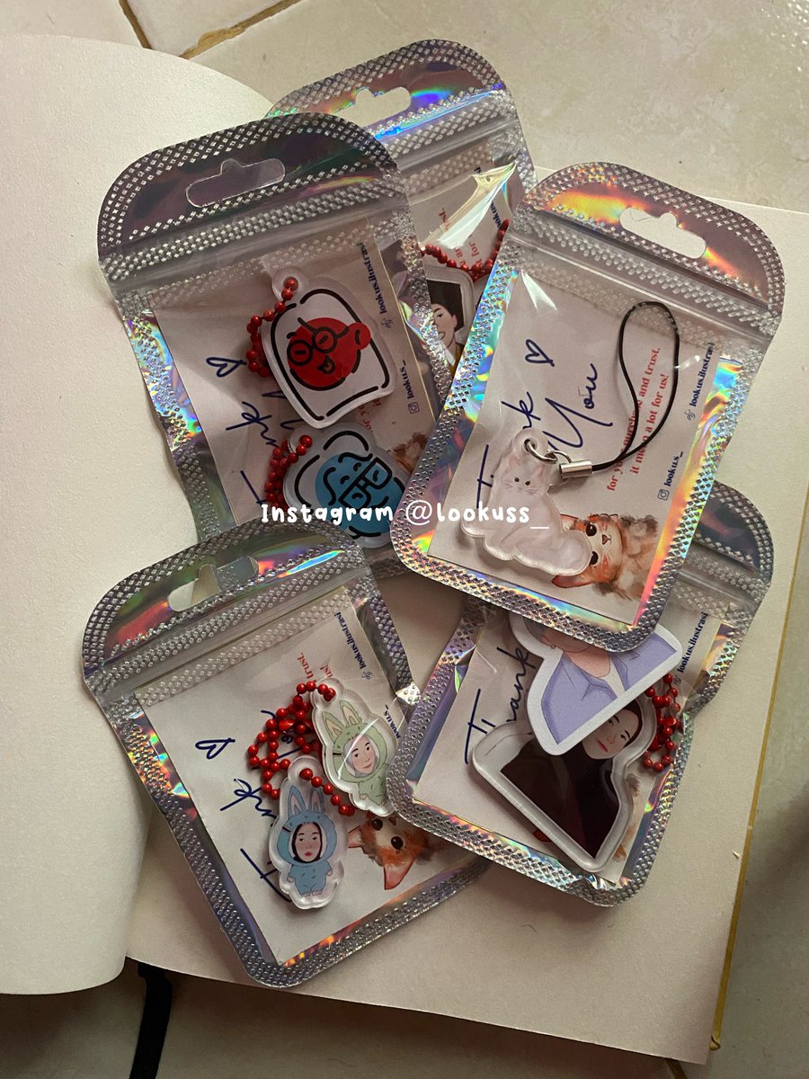 ayullxx's tweet photo. Hallo tman". Kenalin ini bbrpa hasil illustrasiku, aku open commis ilustrsi digital (ilust karakter, ilust buku cerita ank, stiker dll) /pun produk fisik brupa ilust cetak, gift wisuda, ganci stiker dll jg, buat yg mau liat portofolioku ada di sini ya> https://t.co/l48BxWHHpi https://t.co/cyUTXtgxIC