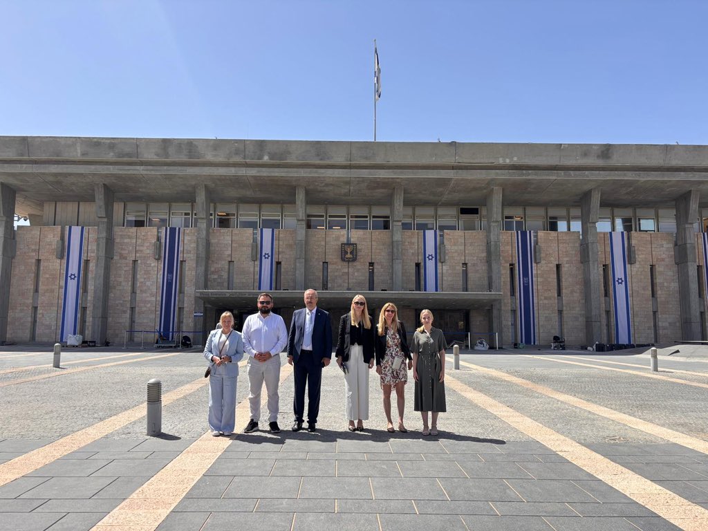 AJCTAI's tweet image. Today at the Knesset, AJC TAI and @projinterchange led our EU delegation in discussions with MKs from Likud and Yesh Atid on 🇮🇱🇪🇺 Israel-Europe relations. Voices from both Coalition and Opposition agreed: Hamas must be dismantled, and all hostages must come home.