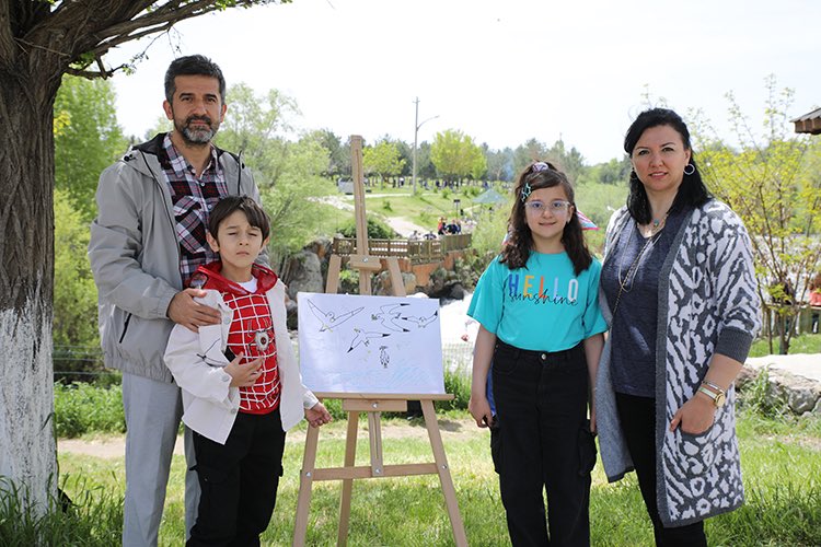 🌱 Hayal gücüyle umut çizen küçük bir yürekten, tüm Türkiye’ye ilham veren büyük bir başarı 💚

Van’ın Erciş ilçesinde yaşayan 10 yaşındaki Sena Berber, Yeşilay ve Milli Eğitim Bakanlığı iş birliğiyle düzenlediğimiz “Sağlıklı Nesil Sağlıklı Gelecek Yetenek Yarışması”nda,