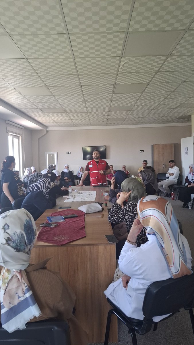 Bugün Edremit Kızılay olarak eğitim koçumuz Taner Takıs ile birlikte Süphan Aile Destek Merkezi’ndeydik.
Kadınlara çocukların sınav süreci hakkında bilgiler verdik, Kızılay'ı ve gönüllülüğü anlattık.
Birlikte daha güçlüyüz!