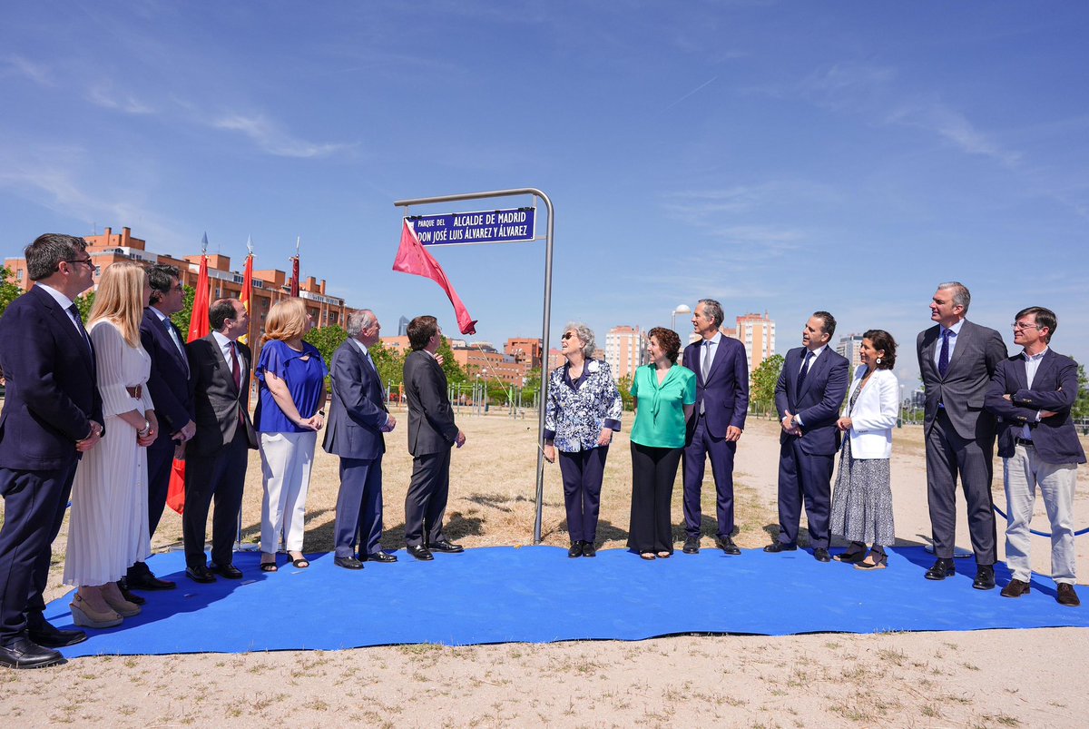 AlmeidaPP_'s tweet photo. José Luis Álvarez encarnó como pocos la excelencia al servicio de lo común, ejemplo de compromiso moral y pieza fundamental en la Transición democrática.

Su nombre desde hoy da vida a un parque en Ciudad Lineal y Hortaleza, como parte de la gratitud a quien fue alcalde de Madrid.