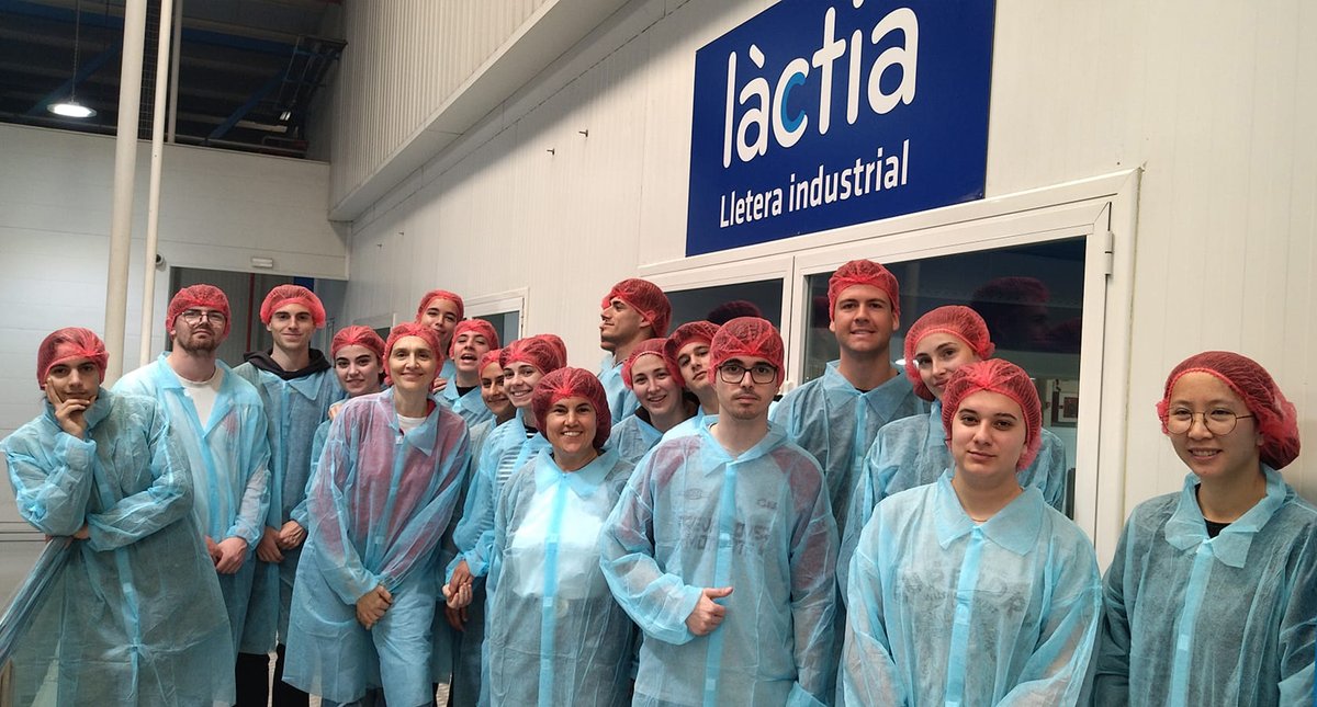 PatronatEPS's tweet photo. El 13 de maig, estudiants de 4t del Grau en Enginyeria Agroalimentària i del Grau en Innovació i Seguretat Alimentària van visitar la Lletera Industrial Làctia de Vidreres. 🥛 Una jornada clau per veure la indústria de prop!
#EnginyeriaAgroalimentària #GINSA #Làctia https://t.co/jOchuCPcGE