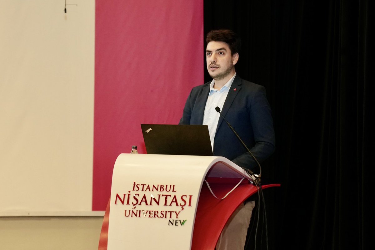 NisantasiEdu's tweet photo. Bezmialem Üniversitesi Sağlık Bilimleri Fakültesi Öğretim Üyesi Dr. Öğr. Üyesi Mahmut Dağcı, konuşmasında gelişen sağlık teknolojilerinin enfeksiyon kontrolü ve hasta bakım süreçlerinde sunduğu yeniliklere değindi. Özellikle Avrupa’da yaygın kullanılan akıllı medikal cihazların, hasta güvenliğini artırırken sağlık personelinin iş yükünü azalttığını belirtti.

Tanıtılan cihaz, yoğun bakım ve sterilizasyonun kritik olduğu alanlarda kullanılmakta; genetik tarama, enfeksiyon izleme ve basınç yönetimi gibi sistemlerle entegre çalışmaktadır. İlk test sonuçlarının olumlu olması, cihazın yaygınlaşma potansiyelini ortaya koymaktadır.

Bu tür teknolojilerin, sağlık hizmetlerinde kaliteyi ve güvenliği artırmada önemli bir rol oynadığı vurgulandı.

#istanbulnişantaşıüniversitesi