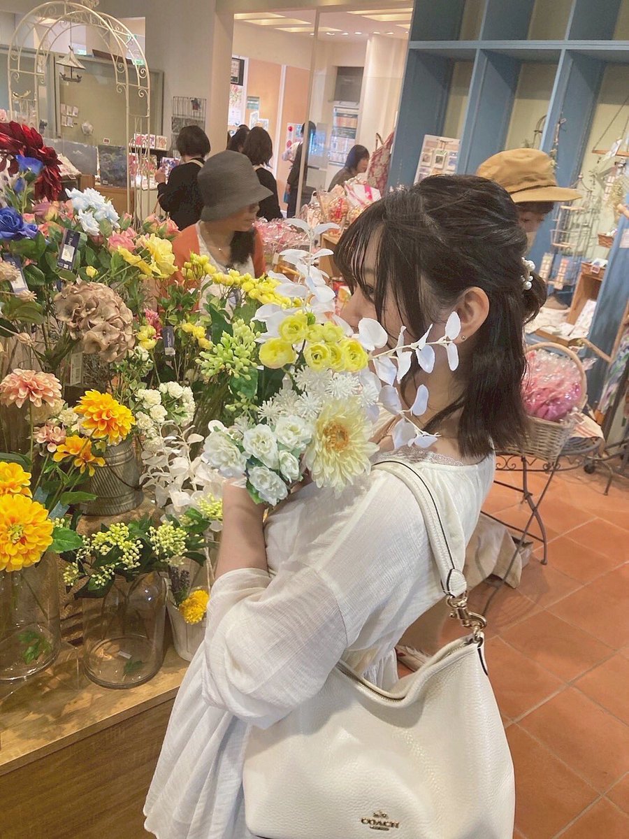 0o_1129v's tweet photo. 花屋の先輩と

お花に癒されてきた~🌷 https://t.co/1C2T1ayLyh
