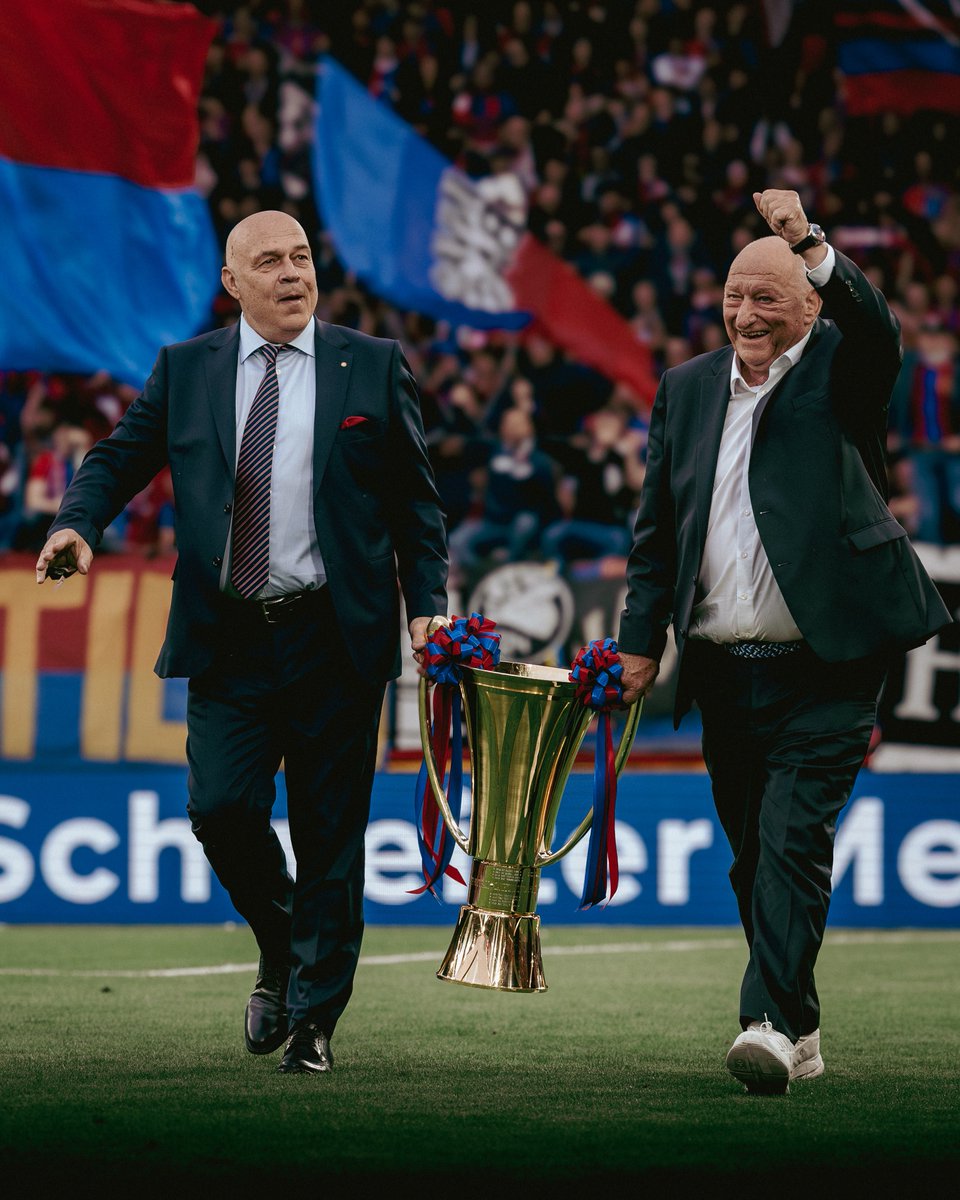 FCBasel1893's tweet image. 🏆 𝑆 𝑖𝑠𝑐ℎ 𝑢𝑛𝑠 𝑒 𝐸ℎ𝑟 𝑔𝑠𝑖 ...   ❤️💙

#FCBasel1893 #AlliZämme #BrennefürdrFCB #rotblaulive
