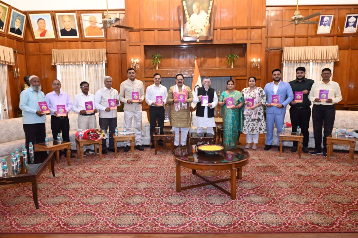 Governor of Jharkhand (@jhar_governor) on Twitter photo рдкреВрд░реНрд╡ рд╕рд╛рдВрд╕рдж рдбреЙреж рдпрджреБрдирд╛рде рдкрд╛рдгреНрдбреЗрдп рджреНрд╡рд╛рд░рд╛ рд▓рд┐рдЦрд┐рдд рдкреБрд╕реНрддрдХ 'A Hand Book Of Anthropological Thought' рдХрд╛ рдЖрдЬ рд░рд╛рдЬ рднрд╡рди рдореЗрдВ рд╡рд┐рдореЛрдЪрди рдХрд┐рдпрд╛ рдЧрдпрд╛ред
рдбреЙреж рдкрд╛рдгреНрдбреЗрдп рдХреЛ рдЗрд╕ рдорд╣рддреНрд╡рдкреВрд░реНрдг рдХреГрддрд┐ рдХреЗ рд▓рд┐рдП рд╣рд╛рд░реНрджрд┐рдХ рдмрдзрд╛рдИ рдПрд╡рдВ рд╢реБрднрдХрд╛рдордирд╛рдПрдБред
рдЖрд╢рд╛ рд╣реИ рдХрд┐ рдпрд╣ рдкреБрд╕реНрддрдХ рд╡рд┐рджреНрдпрд╛рд░реНрдерд┐рдпреЛрдВ рдФрд░ рд╢реЛрдзрд╛рд░реНрдерд┐рдпреЛрдВ рдХреЗ рд▓рд┐рдП рдЙрдкрдпреЛрдЧреА рд╕рд┐рджреНрдз рд╣реЛрдЧреАред рдкреВрд░реНрд╡ рд╕рд╛рдВрд╕рдж рдбреЙреж рдпрджреБрдирд╛рде рдкрд╛рдгреНрдбреЗрдп рджреНрд╡рд╛рд░рд╛ рд▓рд┐рдЦрд┐рдд рдкреБрд╕реНрддрдХ 'A Hand Book Of Anthropological Thought' рдХрд╛ рдЖрдЬ рд░рд╛рдЬ рднрд╡рди рдореЗрдВ рд╡рд┐рдореЛрдЪрди рдХрд┐рдпрд╛ рдЧрдпрд╛ред
рдбреЙреж рдкрд╛рдгреНрдбреЗрдп рдХреЛ рдЗрд╕ рдорд╣рддреНрд╡рдкреВрд░реНрдг рдХреГрддрд┐ рдХреЗ рд▓рд┐рдП рд╣рд╛рд░реНрджрд┐рдХ рдмрдзрд╛рдИ рдПрд╡рдВ рд╢реБрднрдХрд╛рдордирд╛рдПрдБред
рдЖрд╢рд╛ рд╣реИ рдХрд┐ рдпрд╣ рдкреБрд╕реНрддрдХ рд╡рд┐рджреНрдпрд╛рд░реНрдерд┐рдпреЛрдВ рдФрд░ рд╢реЛрдзрд╛рд░реНрдерд┐рдпреЛрдВ рдХреЗ рд▓рд┐рдП рдЙрдкрдпреЛрдЧреА рд╕рд┐рджреНрдз рд╣реЛрдЧреАред