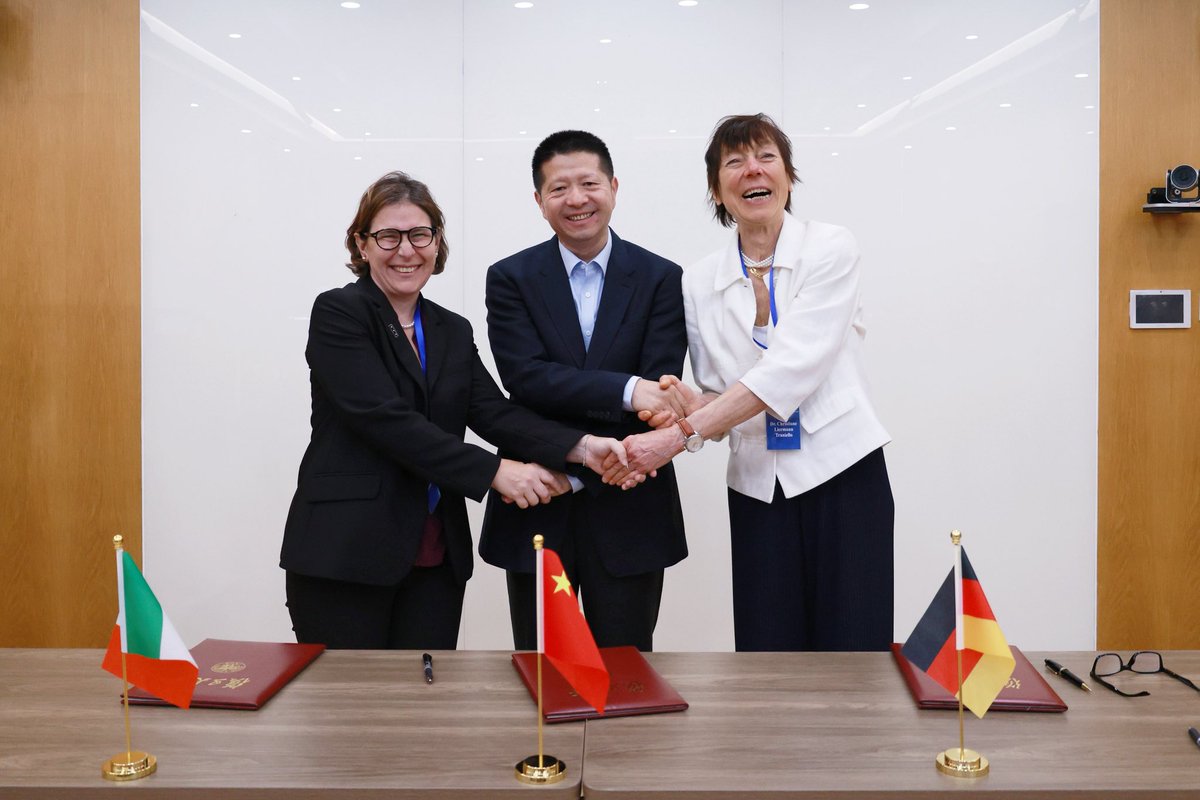Celebrating 50 years of China-EU diplomatic relations, 100 years of Treccani, and 120 years of Fudan University, we’re thrilled to announce the signing of a MoU today between Fudan, Villa Vigoni and Treccani on fostering research collaborations and cultural exchanges!  #Fudan120
