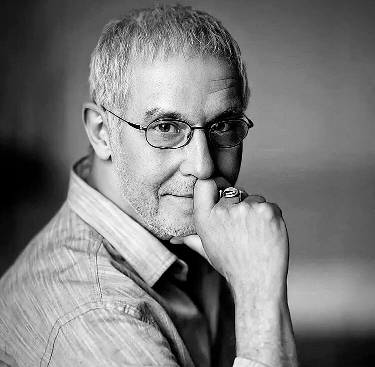 #İlhanŞeşen… Ah be Usta… Neredeyse bütün şarkılarını ezbere bilirim. Ne çok anılarım var onlarla. Çok üzgünüm çok. Mekânın Cennet olsun 😢🙏